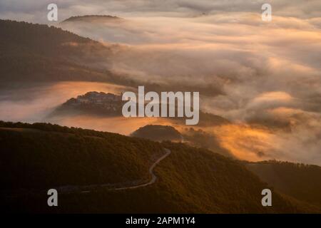 Italie, Ombrie, Apennines, Fog dans les vallées au lever du soleil Banque D'Images