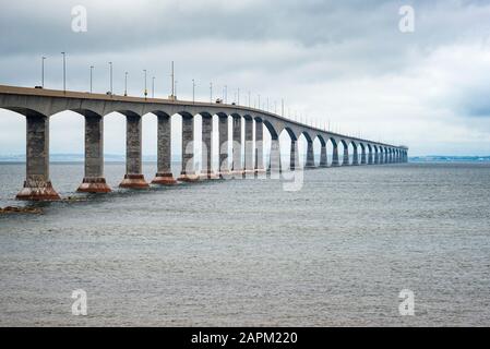 Canada, Île-du-Prince-Édouard, pont de la Confédération s'étendant sur le passage Abegweit Banque D'Images