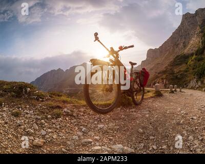 Italie, Trentin, massif du Pasubio, Alpes de Vicentine, Strada degli Eroi et Strada degli Scaribbi, vélo de montagne électrique avec caméra sur route de montagne Banque D'Images