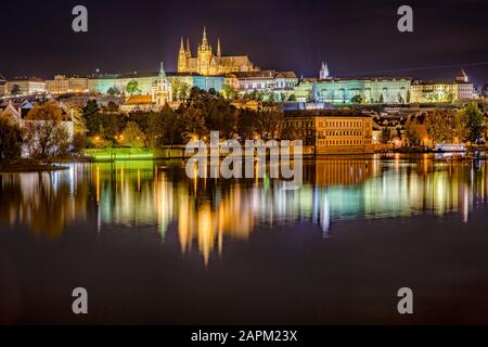 La République tchèque, Prague, la Vltava, le château de Prague et les bâtiments environnants la nuit Banque D'Images