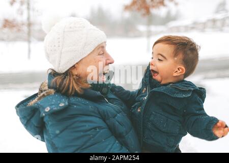 Grand-mère et petit-fils serrant les uns les autres Banque D'Images