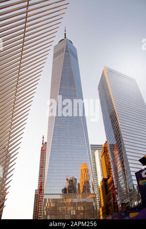 États-Unis, New York, New York City, vue à angle bas sur un World Trade Center Banque D'Images