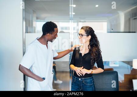 Dentiste avec patient en chirurgie dentaire Banque D'Images