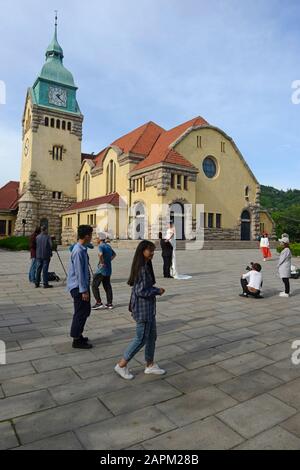 L'église protestante de Qingdao, en Chine, a été construite dans le style allemand il y a plus de 100 ans. Les visiteurs d'aujourd'hui incluent un groupe de photos de mariage. Banque D'Images