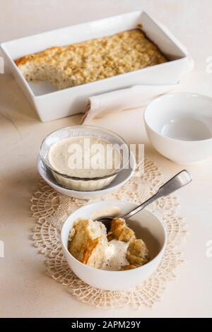 Bol de riz pomme sans gluten avec sauce à la vanille Banque D'Images