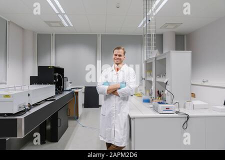 Portrait d'un scientifique confiant en laboratoire Banque D'Images