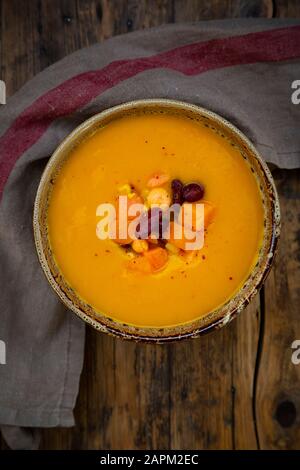 Bol de soupe de pommes de terre sucrée à la citrouille avec du maïs et des haricots rouges Banque D'Images