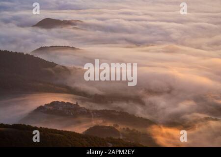 Italie, Ombrie, Apennines, Fog dans les vallées au lever du soleil Banque D'Images