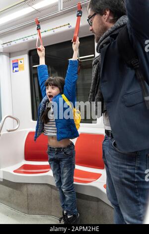 Père et fille en métro Banque D'Images