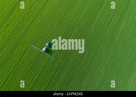 Vue aérienne du pulvérisateur de récolte dans le champ agricole vert. Saale-Orla-Kreis, Thuringe, Allemagne, Europe. Banque D'Images