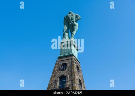 Allemagne, Hesse, Kassel, monument à bas angle d'Hercules à Bergpark Wilhelmshoohe Banque D'Images