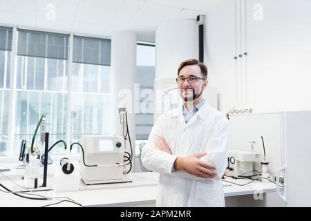 Portrait of smiling scientist in laboratory Banque D'Images