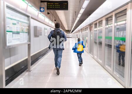 Père et fille sur la station de métro, fille qui s'en away Banque D'Images