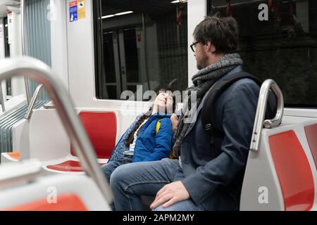 Père et fille face à face en métro Banque D'Images