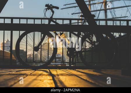 Allemagne, Hambourg, vélo sur Landungsbrucken, lumière du matin Banque D'Images