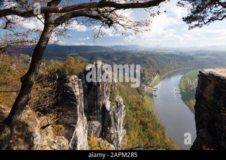 Allemagne, Saxe, Rathen, vue panoramique sur la vallée de l'Elbe en automne vue de la formation de roches de Bastei Banque D'Images