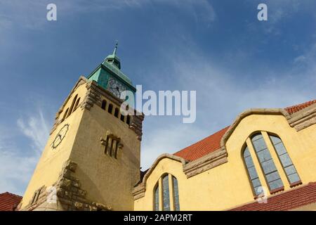 Tour de l'horloge de l'église protestante à Qingdao, Chine, qui a été construite dans le style allemand il y a plus de 100 ans. Banque D'Images