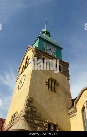 Tour de l'horloge de l'église protestante à Qingdao, Chine, qui a été construite dans le style allemand il y a plus de 100 ans. Banque D'Images