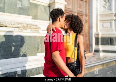 Un jeune couple baissera dans la ville, Florence, Italie Banque D'Images