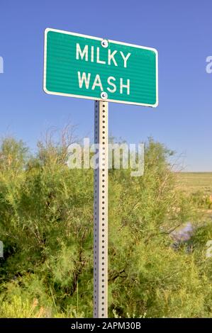 Un ruisseau étrangement nommé qui longe le parc national de la forêt pétrifiée près de Holbrook Arizona. Banque D'Images