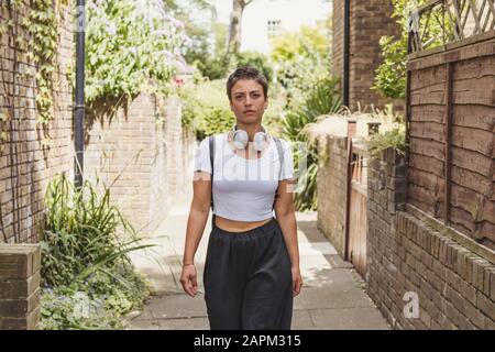 Portrait de femme avec casque et sac à dos Banque D'Images