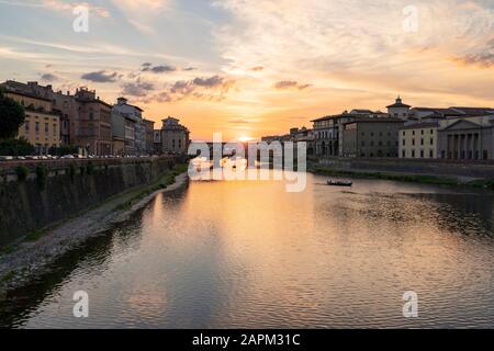 Rivière Arno et Ponte Vecchio au coucher du soleil, Florence, Italie Banque D'Images