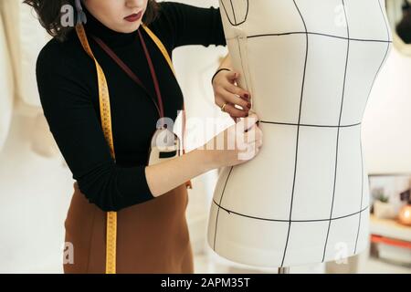 Vue rognée du créateur de mode au travail Banque D'Images