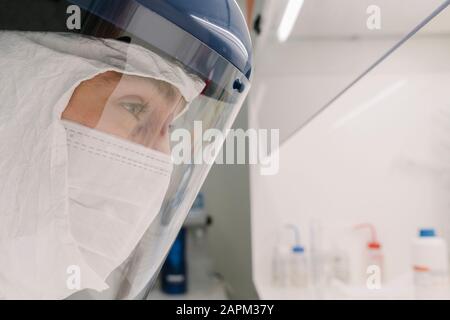 Gros plan du chercheur portant un casque de sécurité en laboratoire Banque D'Images