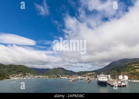 Nouvelle-Zélande, région de Marlborough, Picton, nuages blancs d'été au-dessus du ferry amarré dans le port de la ville côtière Banque D'Images