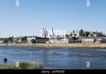 France, Centre-Val de Loire, Blois, ciel clair au bord de la rivière dans la vallée de la Loire Banque D'Images