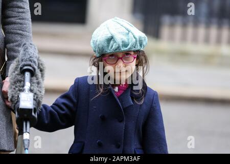 Londres, Royaume-Uni. 23 janvier 2020. Gabriella Ratcliffe se tient à côté de son père, Richard Ratcliffe, en tant que mari de l'aide britannique-iranienne emprisonnée, Nazanin Zaghari-Ratcliffe, s'adresse aux médias à la suite de la rencontre avec le Premier ministre britannique Boris Johnson au 10 Downing Street à Londres. Richard Ratcliffe est accompagné de sa mère, Barbara et Gabriella, cinq ans. Nazanin Zaghari-Ratcliffe est accusé d'espionnage et est détenu à Téhéran depuis 2016. Richard Ratcliffe a rencontré Boris Johnson lorsqu'il était secrétaire aux Affaires étrangères. Crédit: Sopa Images Limited/Alay Live News Banque D'Images