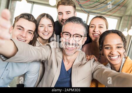 Portrait de groupe de happy business people in office Banque D'Images