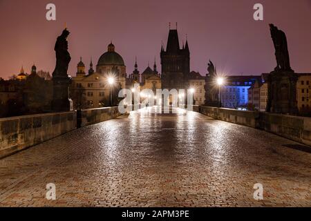 Prague, République tchèque, a illuminé le pont Charles à l'aube Banque D'Images