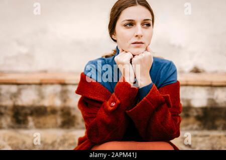 Gros plan portrait d'une femme avec pullover bleu à col roulé Banque D'Images