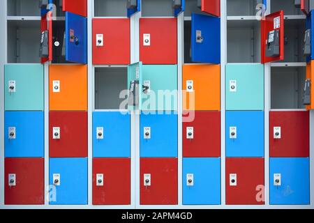 Rangées de casiers avec portes de différentes couleurs Banque D'Images