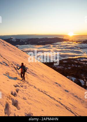 Mountaineer sur la montagne au lever du soleil, Alpes d'Orobie, Lecco, Italie Banque D'Images