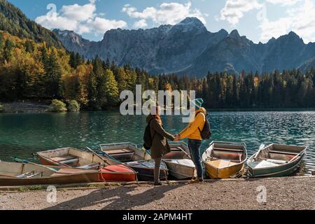 Couple À Laghi Di Fusine, Friuli Venezia Giulia, Italie Banque D'Images