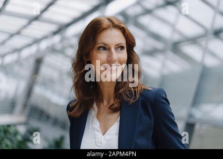 Portait d'une femme d'affaires confiante dans un bâtiment moderne de bureau Banque D'Images