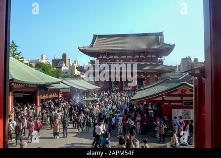 Tokyo, JAPON - 20 AVRIL 2018 : foules à l'entrée du sanctuaire senso-ji à tokyo, japon Banque D'Images