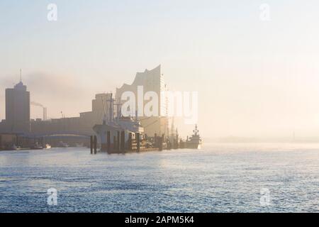 Allemagne, Hambourg, Silhouette de Elbphilonie vu à travers la rivière au lever du soleil Banque D'Images