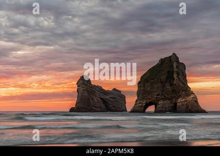 Nouvelle-Zélande, île du Sud, Tasman, Wharariki Beach et îles Arway Banque D'Images