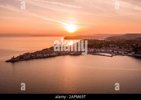 Slovénie, péninsule de Piran au coucher du soleil, vue sur la drone Banque D'Images