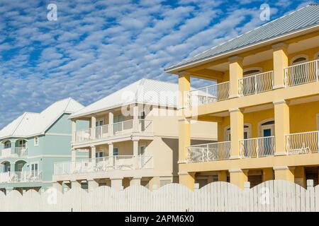 Nouvelles maisons de vacances multicolores en bord de mer sur la plage de sable blanc du golfe du Mexique, Alabama, États-Unis Banque D'Images