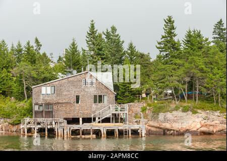 Maison riveraine typique de la Nouvelle-Angleterre sur la péninsule Schoodic près du parc national Acadia, Maine Banque D'Images