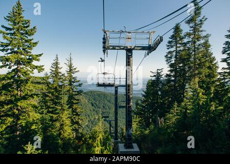 Vancouver (Colombie-Britannique) Canada - septembre 2019 levée de chaise et moulin à vent Grouse Mountain en été Banque D'Images