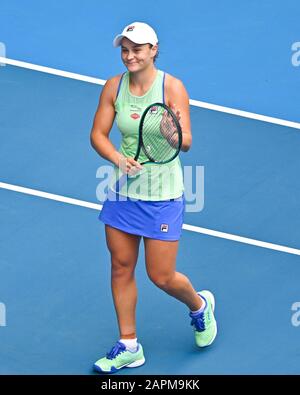 Melbourne, Australie. 24 janvier 2020. La 1ère graine ASHLEIGH BARTY (AUS) célèbre après avoir vaincu la 29ème graine ELENA RYBAKINA (KAZ) sur Rod laver Arena dans un Match Féminin De 3ème tour le 5ème jour de l'Open d'Australie 2020 à Melbourne, en Australie. Sydney Low/Cal Sport Media/Alay Live News Banque D'Images