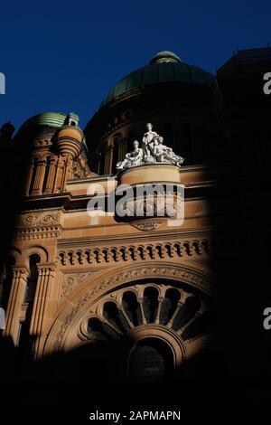 L'architecture de Sydney, l'entrée principale de la QVB, la lumière du ventilateur, la sculpture et le dôme du célèbre Queen Victoria Building de Sydney, en grès de couleur miel Banque D'Images