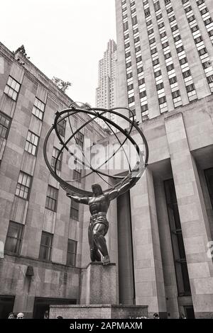 Rockefeller Center Atlas transportant la voûte céleste sur ses épaules à Midtown Manhattan Banque D'Images