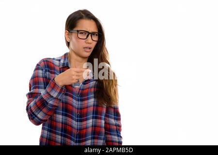 Studio tourné d'une jeune femme hipster multi-ethnique isolée sur fond blanc Banque D'Images