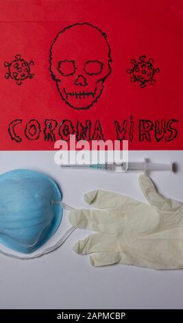 coronavirus signe.rouge signe, masque chirurgical et seringue sur fond blanc.médical Banque D'Images